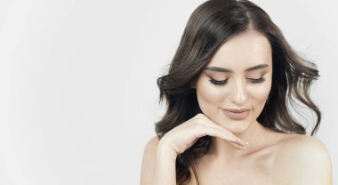 Çıplak Omuzları ve Gözleri Aşağıda Genç Esmer