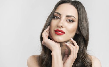 Kırmızı Dudaklı Parlak Esmer Tenine Dokunuyor