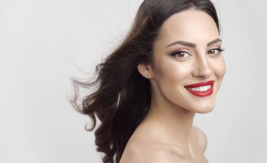 Genç Omuzlu Güzel 'in yarım yamalak portresi