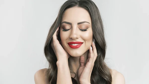 Retrato de bela morena desfrutando de sua pele macia — Fotografia de Stock