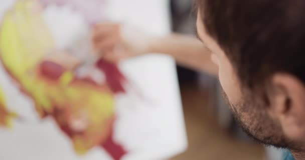 Művész festészet arc közelkép — Stock videók