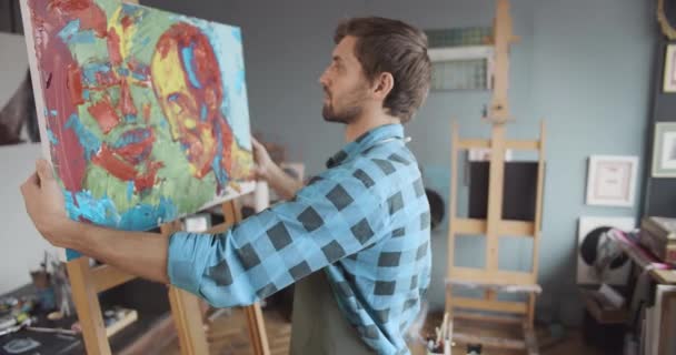 Artista masculino sosteniendo obras de arte — Vídeos de Stock