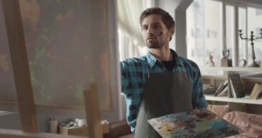 Stüdyoda erkek ressam resmi