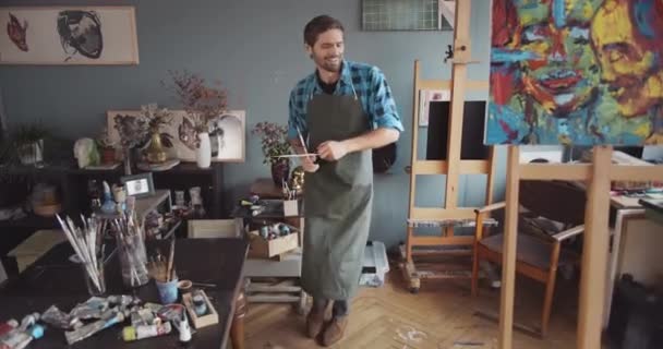 Artista feliz bailando en el estudio — Vídeos de Stock