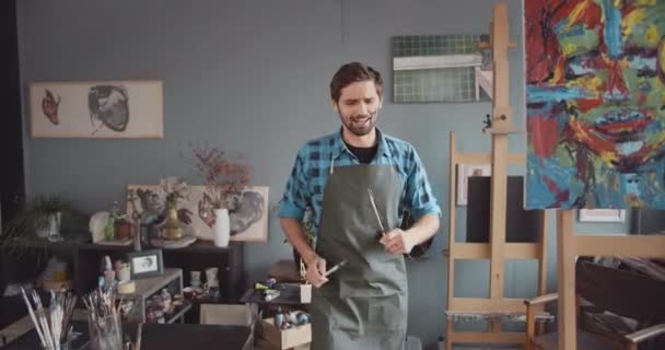 Feliz Artista Dançando no Estúdio — Vídeo de Stock