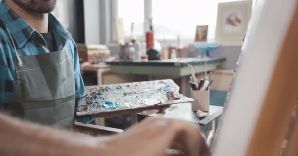 Pintura masculina Obras de Arte no Estúdio — Vídeo de Stock
