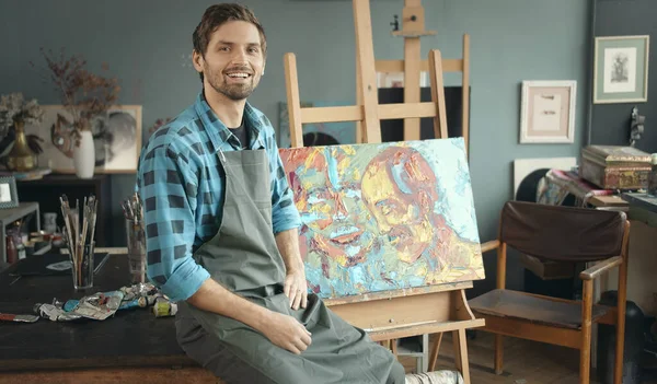 若い画家と彼の新しい絵画 — ストック写真