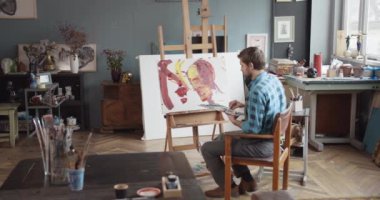 Stüdyoda Erkek Ressamlık