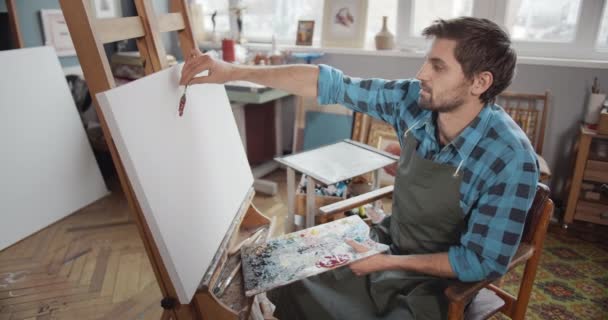 Artista maschile iniziare a dipingere opere d'arte — Video Stock