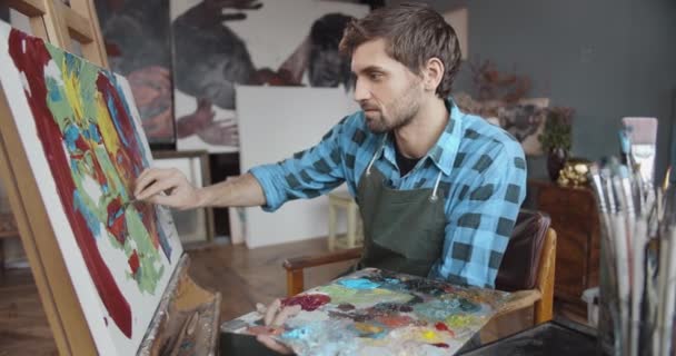 Artista masculino que trabaja en Studio — Vídeos de Stock