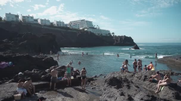Ocean Waves spatten op mensen — Stockvideo