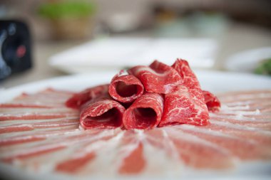 Dilimlenmiş et, sos ve otlar.