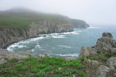 Kayalık sahilde soğuk sörf