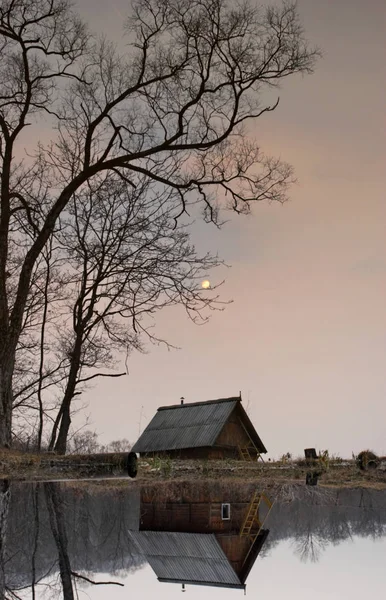 Ξύλινο Σπίτι Δίπλα Στη Λίμνη Ηλιοβασίλεμα — Φωτογραφία Αρχείου