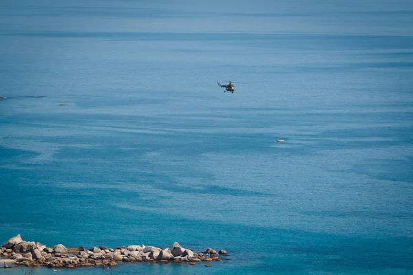Lot Helikopterem Nad Ludźmi Relaksującymi Się Plaży — Zdjęcie stockowe