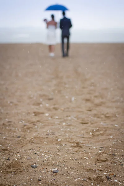 Casal Andando Chuva Praia — Fotografia de Stock