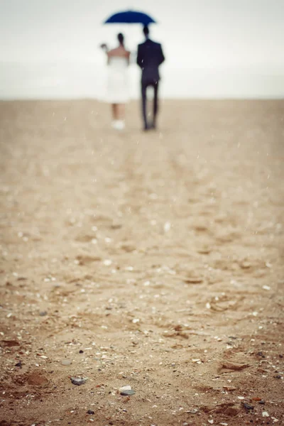 Пара Прогуливаясь Дождем Пляже — стоковое фото