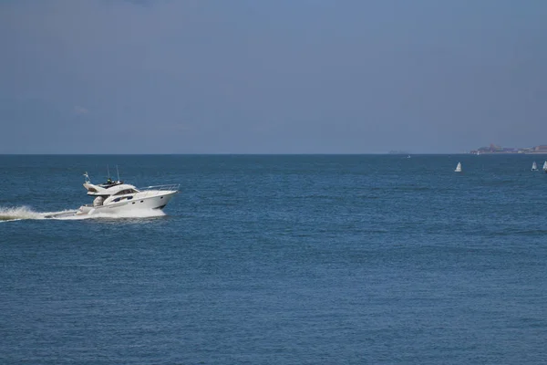 Tekne Kıyı Sularında Hızla Ilerliyor — Stok fotoğraf