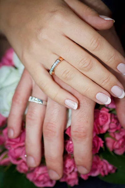 婚礼花束上戴着结婚戒指的手 — 图库照片