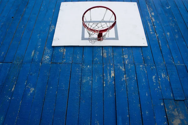 Basketball Hoop Den Blå Væg - Stock-foto