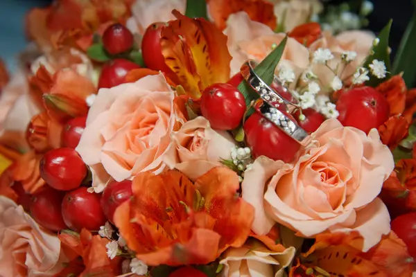 Anneaux de mariage sur bouquet — Photo