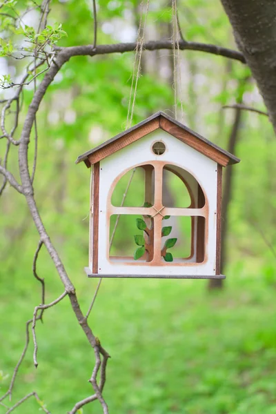 Vogelfutterhäuschen Sommerwald — Stockfoto