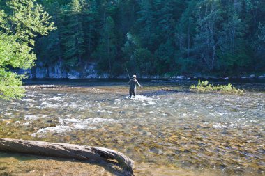 Gün batımından önce sakin nehir yatağı