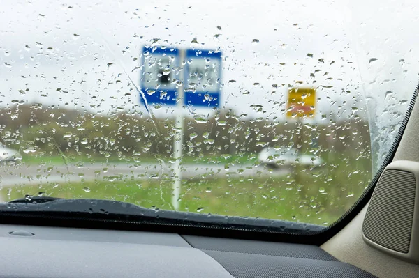 雨滴中的汽车挡风玻璃 — 图库照片
