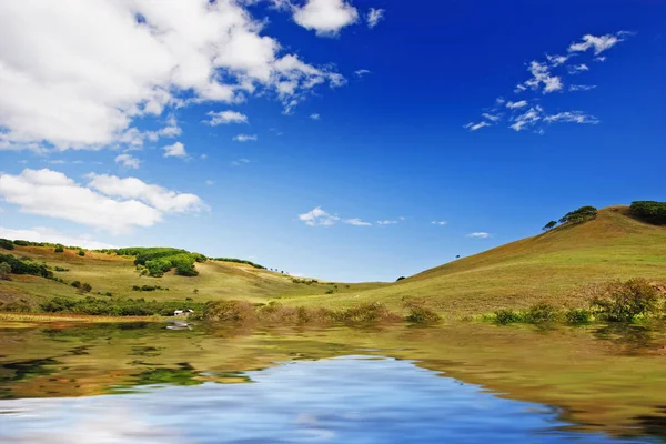 Azuurblauwe Meer Met Een Weerspiegeling Van Wolken Des Hemels Aan — Stockfoto