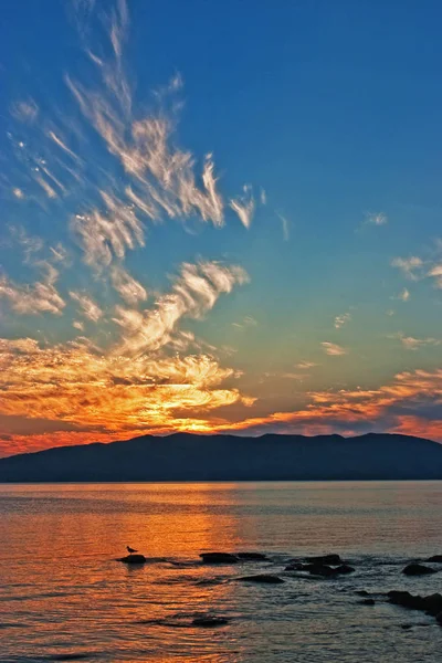 Wspaniały Krajobraz Karmazynowy Słońce Schodzi Morza — Zdjęcie stockowe