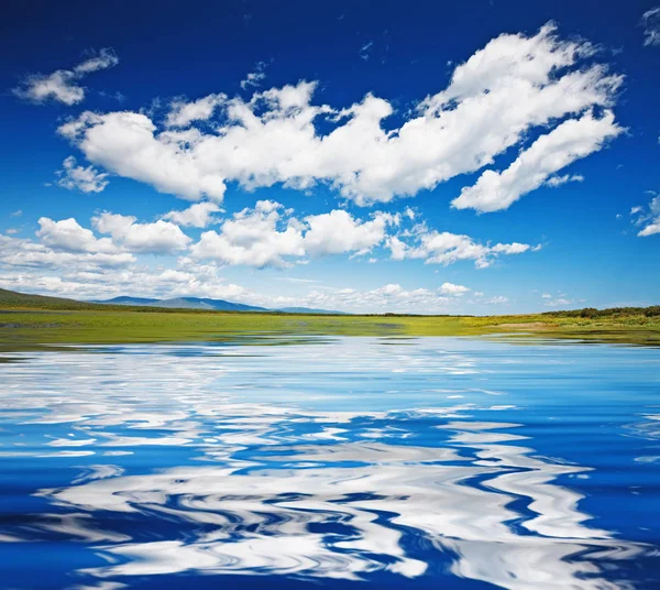 Lago Azure Com Reflexo Das Nuvens Céu Aos Pés Das — Fotografia de Stock