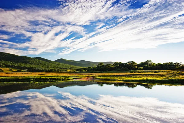 山のふもとに天の雲の反射と紺碧の湖 — ストック写真