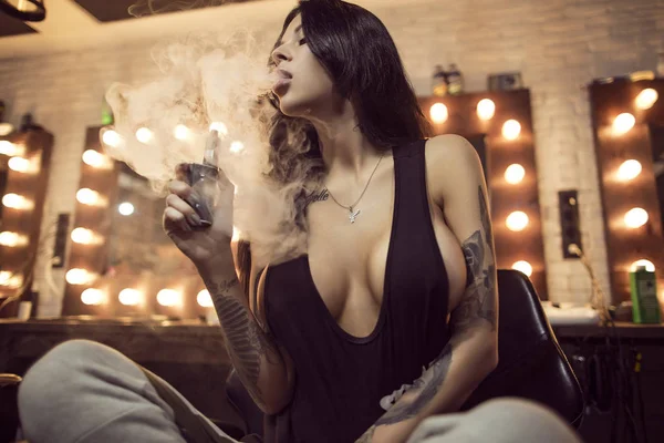 Mujer vapeando un cigarrillo electrónico —  Fotos de Stock