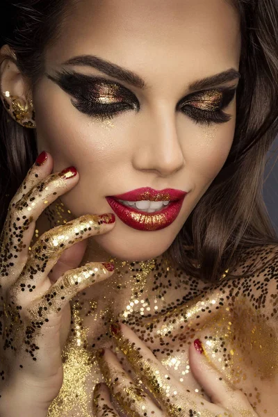 Kvinna med guldglitter på ansikte och kropp — Stockfoto