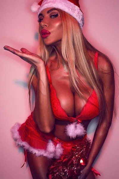 Schöne Sexy Blonde Mädchen Weihnachtsmann Kostüm — Stockfoto