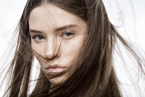 Retrato Mujer Joven Con Maquillaje Natural Peinado Sobre Fondo Blanco — Foto de Stock