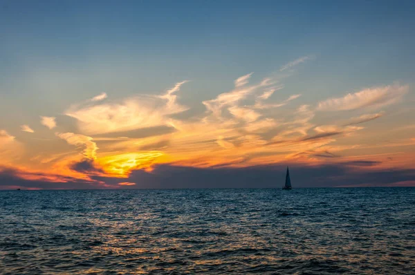 Boat in sea sunset — Stock Photo, Image
