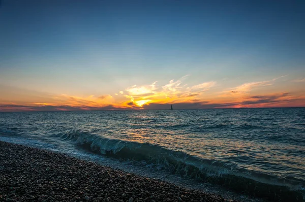 Deniz gün batımı tekne