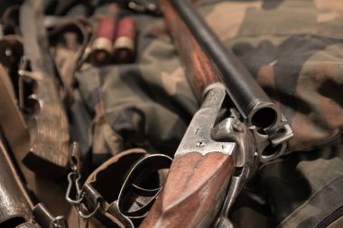 antika double-barreled tüfek, bıçak ve mühimmat kemer