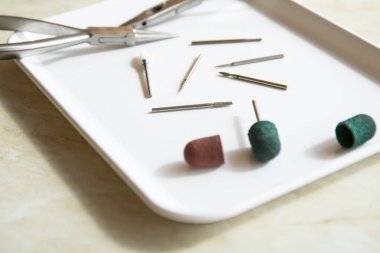 Tıbbi malzeme. Mermilerin podiatry, kırmızı ve yeşil kapaklar, beyaz tepsi kesiciler için