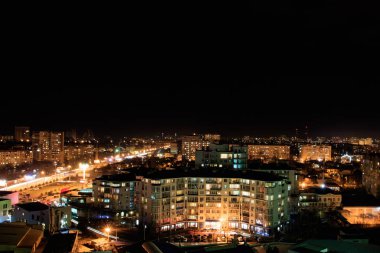 ışık ve bina yakın çekim bir yol ile gece şehir görünümü. ışık parçaları