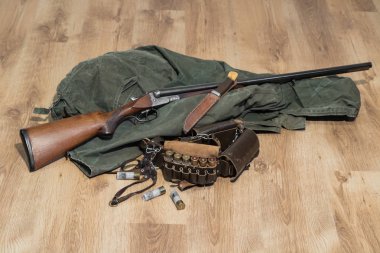eski double-barreled av tüfeği, yeşil ceket, kın, mühimmatını kemer ve kartuşları bıçak av tüfeği için