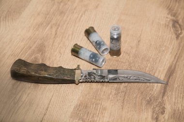 büyük güzel av oyma bıçağı ve üç kartuşları 12 av tüfeği için ölçer