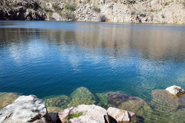岩に囲まれた rodon 湖を青します。深層水 — ストック写真