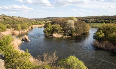 büyük ada'nın sahilinde nehir, orman ve Granit kayalar ortasında. Nehrin iki dalı