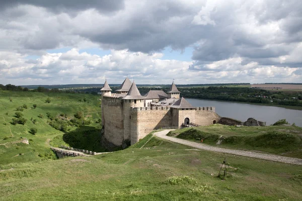 Görünümü Hotin Ortaçağ Kalesi nehrin üstündeki yeşil tepede. Güzel gri bulutlar