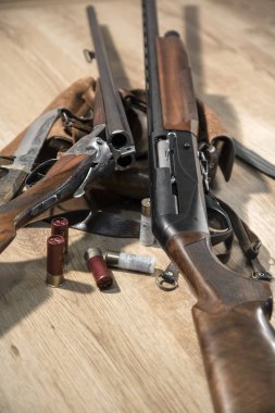 iki av tüfeği, çift varil ve yarı otomatik, bıçak ve mühimmat kemeri
