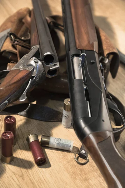 Dos escopetas, de doble cañón y semiautomatizadas, cartuchos y cinturón de municiones — Foto de Stock