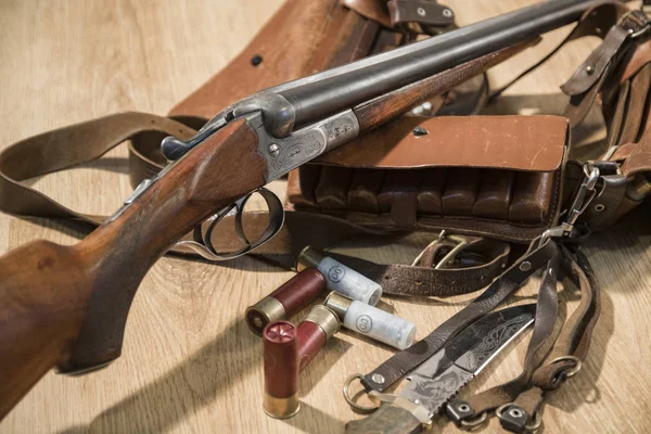 Escopeta de doble cañón, balas, cuchillo y cinturón de cartucho — Foto de Stock