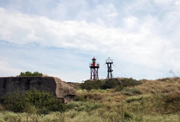 ada Berezan Ukrayna demir deniz feneri. Bunker ve çim beton duvar